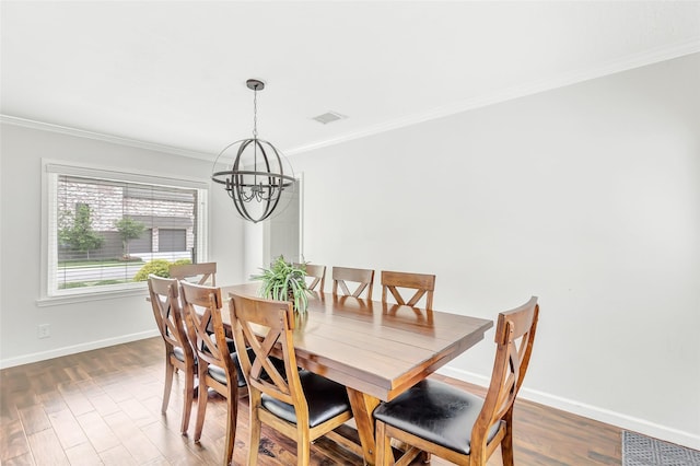 dining space featuring dark wood-style floors, crown molding, visible vents, a chandelier, and baseboards