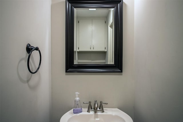 bathroom featuring a sink