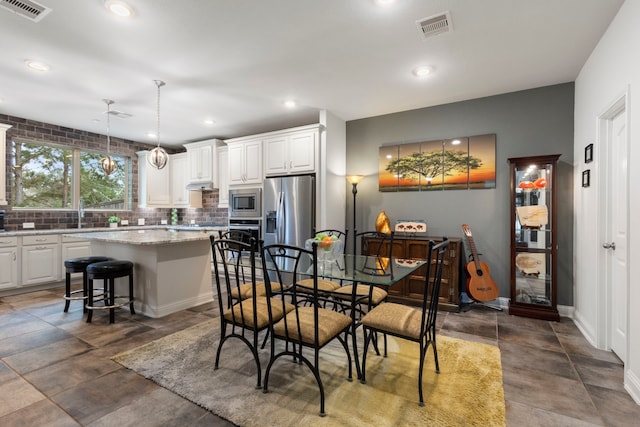 dining area featuring recessed lighting, visible vents, and baseboards