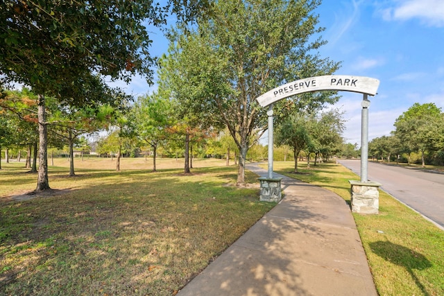 view of property's community featuring a yard