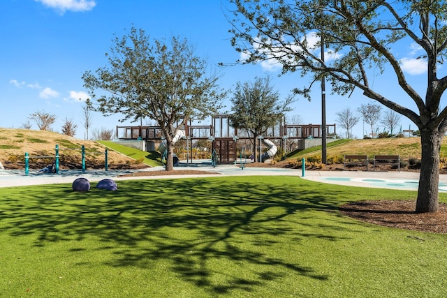 view of home's community featuring a lawn