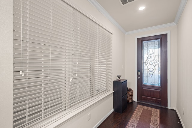 foyer featuring recessed lighting, visible vents, baseboards, dark wood-style floors, and crown molding