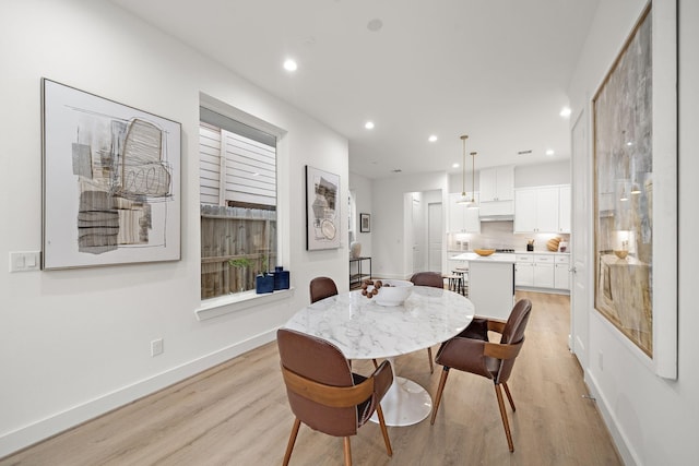 dining area featuring recessed lighting, light wood-style flooring, and baseboards