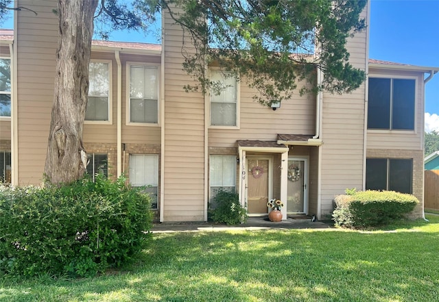 multi unit property featuring a chimney and a front yard