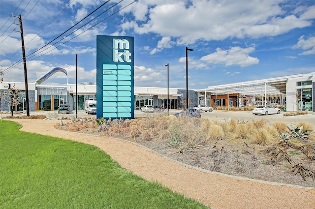 view of home's community featuring a lawn