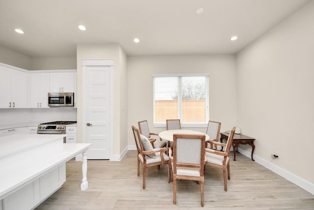 dining space featuring light wood-style floors, recessed lighting, and baseboards