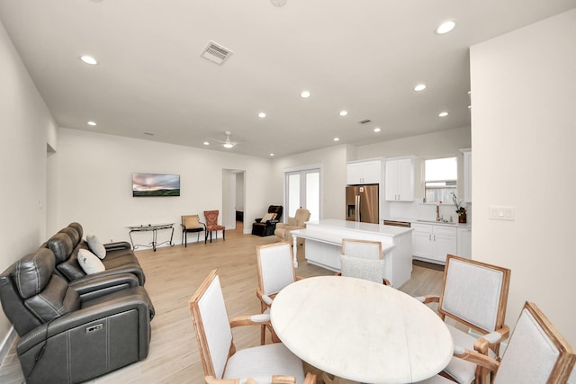 dining room featuring light wood-style flooring, visible vents, ceiling fan, and recessed lighting