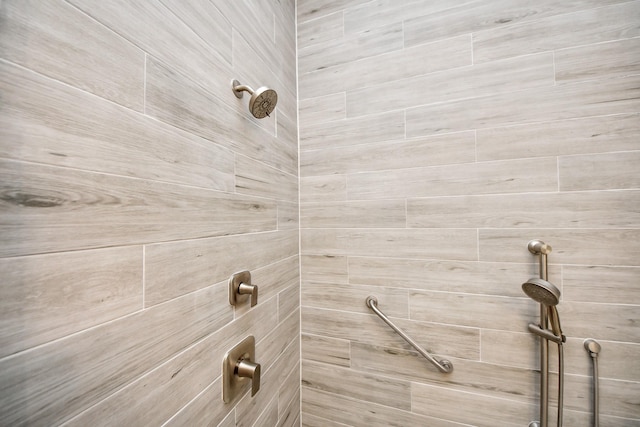 room details featuring a tile shower