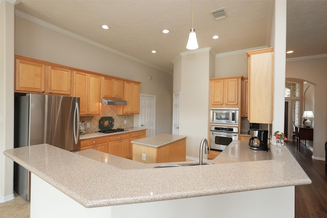 kitchen featuring visible vents, under cabinet range hood, a sink, stainless steel appliances, and arched walkways