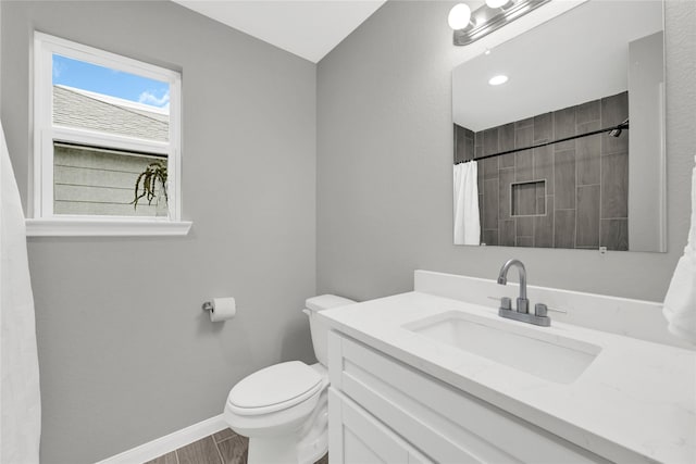 full bath featuring a shower with shower curtain, toilet, vanity, wood finished floors, and baseboards