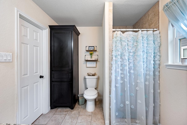 1009 Canadian St, Houston, TX 77009 - full bathroom featuring a textured ceiling, toilet, tile patterned flooring, and curtained shower