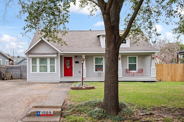 1009 Canadian St, Houston, TX 77009 - view of front facade with fence, driveway, a front lawn, a porch, and a shingled roof