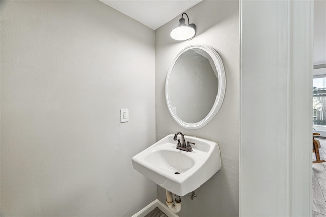 bathroom featuring a sink and baseboards