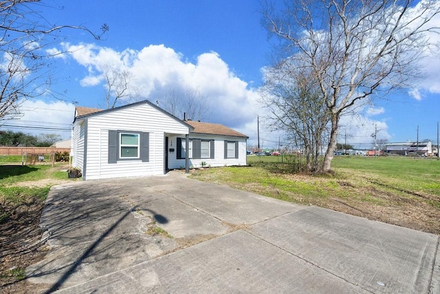 view of front facade featuring concrete driveway and a front lawn