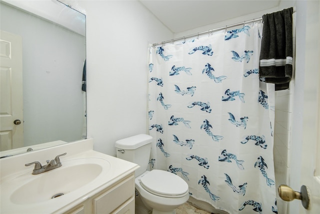 full bathroom with a shower with shower curtain, vanity, and toilet