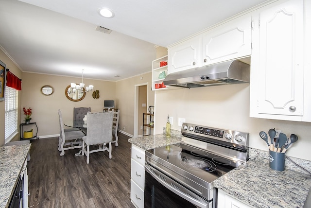 kitchen with visible vents, a chandelier, stainless steel electric range, under cabinet range hood, and white cabinetry