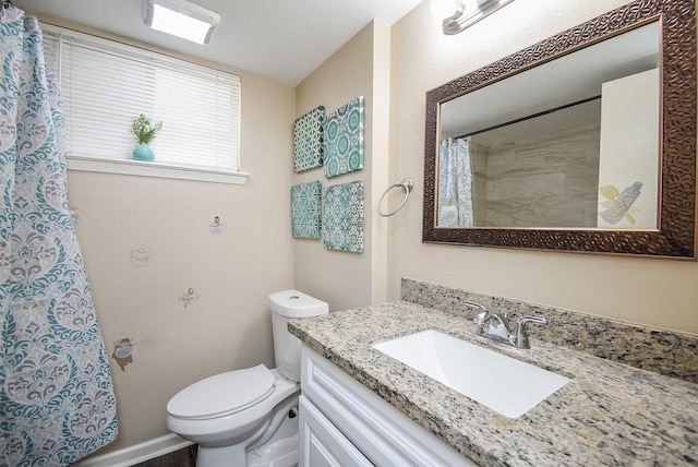 full bathroom featuring toilet, a shower with shower curtain, and vanity