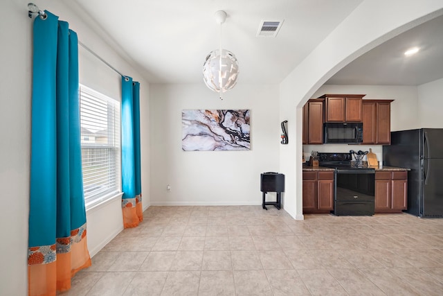 kitchen with baseboards, visible vents, arched walkways, dark countertops, and black appliances