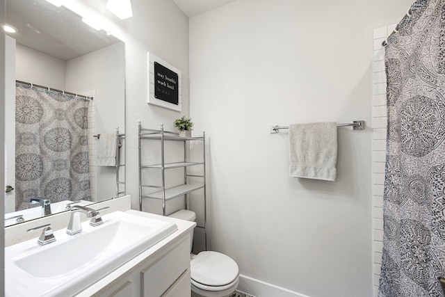 full bathroom with curtained shower, baseboards, vanity, and toilet