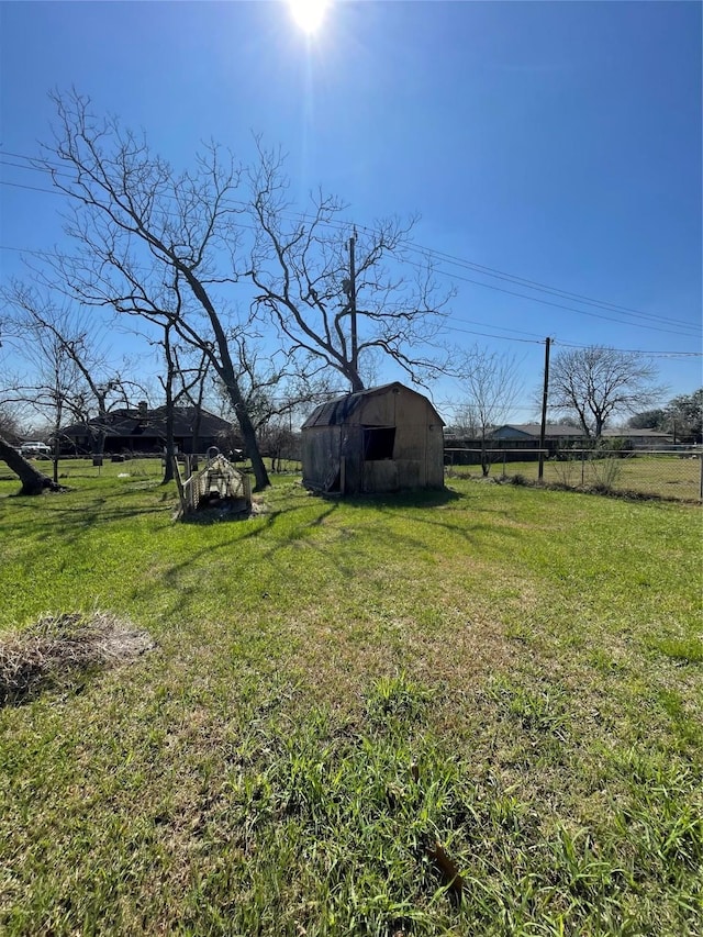 view of yard featuring a rural view, an outdoor structure, and a barn