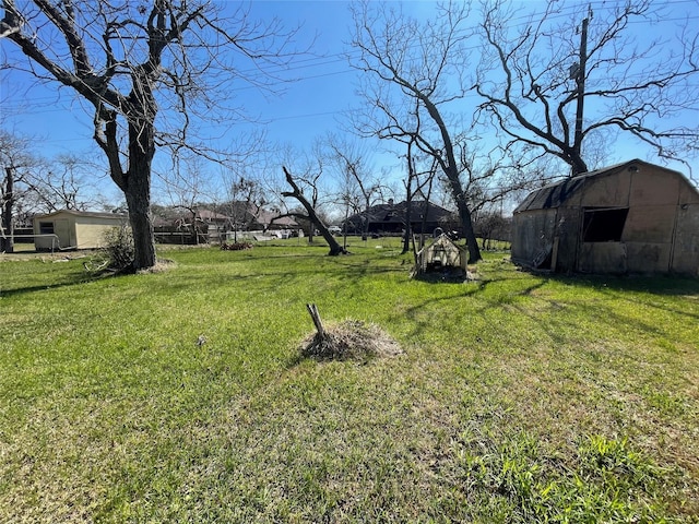 view of yard featuring an outbuilding