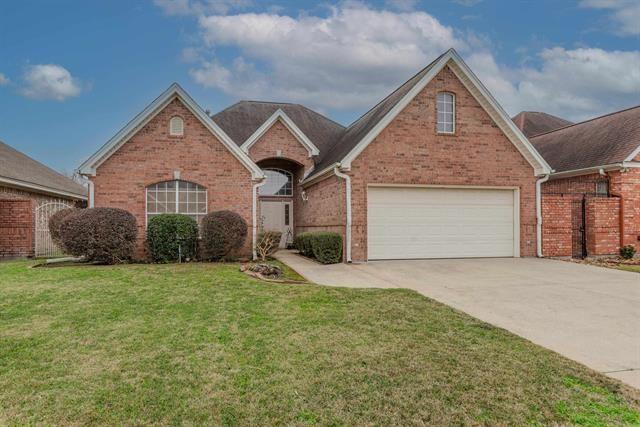 view of front of house with driveway, a front lawn, and brick siding