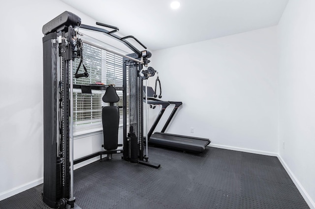 exercise area featuring baseboards