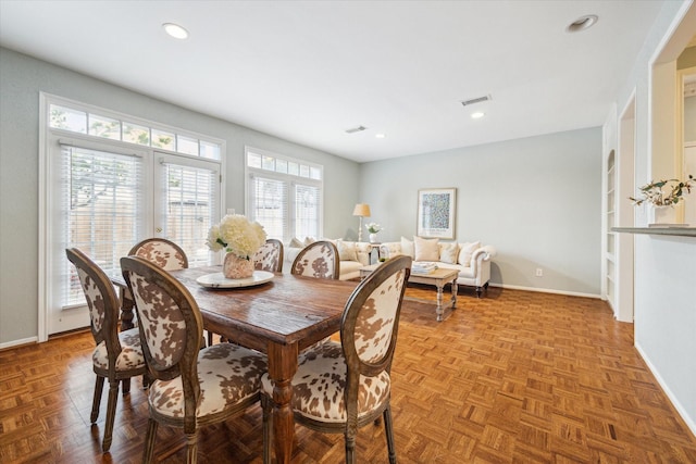 dining space featuring visible vents, baseboards, and recessed lighting