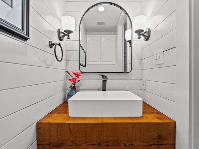 1250 Oahu Dr, Tiki Island, TX 77554 - bathroom with visible vents and a sink