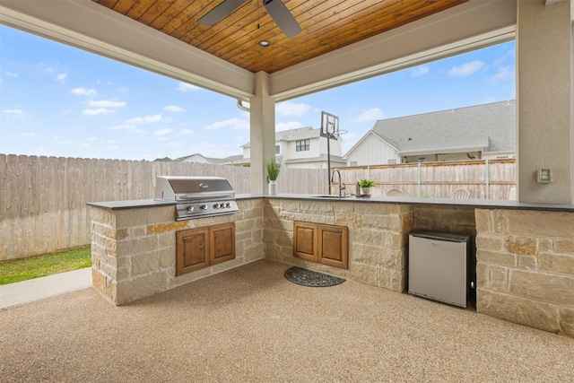 view of patio / terrace with area for grilling, ceiling fan, grilling area, and a fenced backyard