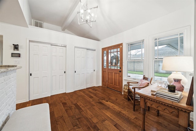 foyer entrance featuring a chandelier, dark wood-style flooring, a healthy amount of sunlight, and visible vents