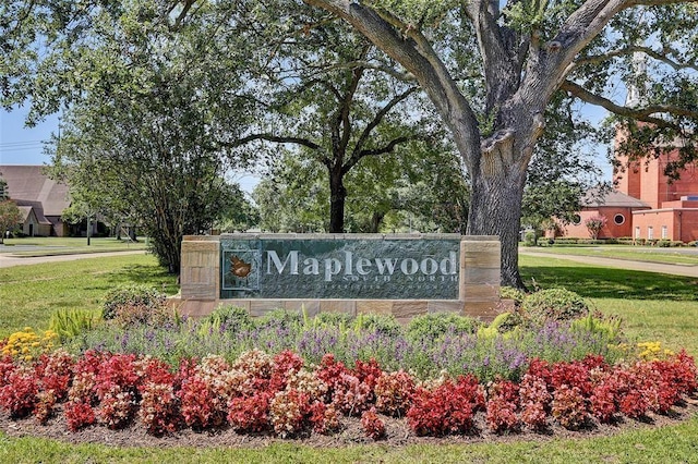 community sign with a yard