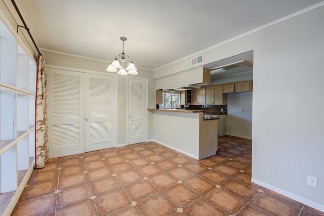 kitchen featuring crown molding, dark countertops, visible vents, a chandelier, and a peninsula