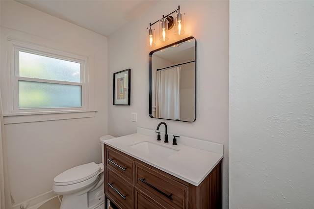 full bath with a shower with shower curtain, vanity, and toilet