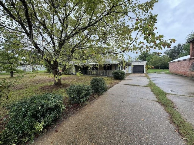 view of front of house featuring a garage and driveway