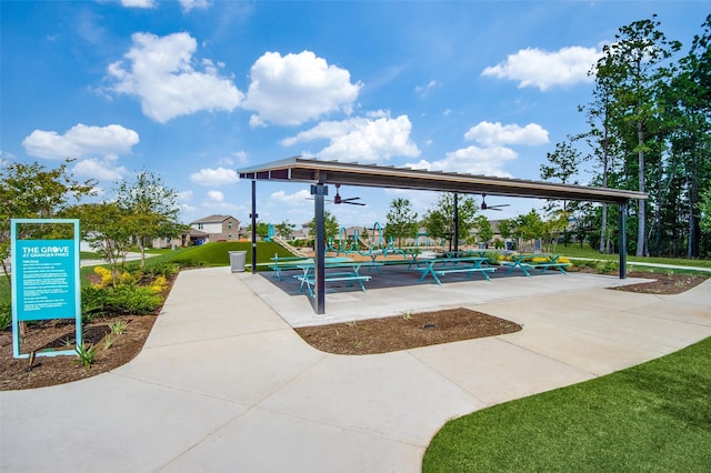 16539 Willow Forest Dr, Conroe, TX 77302 - surrounding community with a lawn