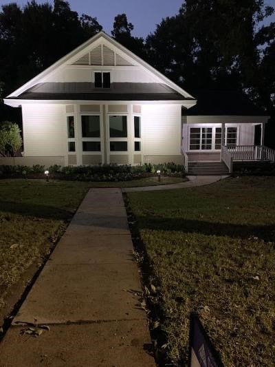 view of front of property featuring a front lawn