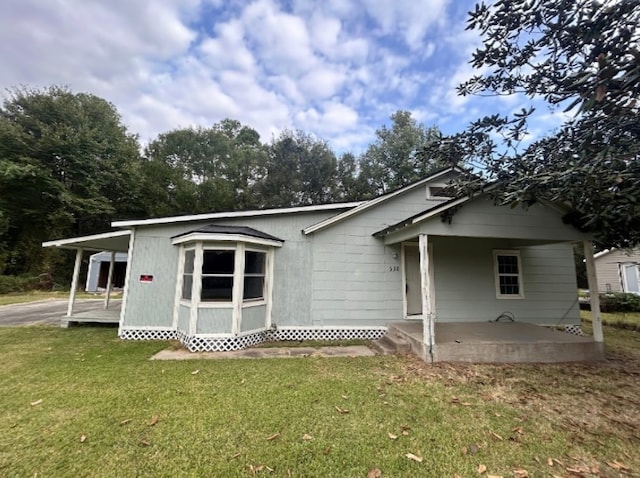 view of front of property featuring a front lawn