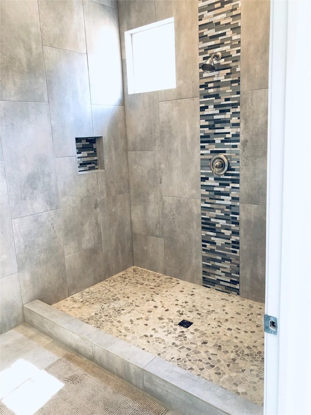 bathroom featuring tiled shower