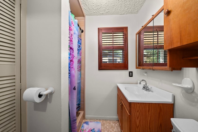 full bathroom featuring a textured ceiling, toilet, a shower with shower curtain, vanity, and a closet