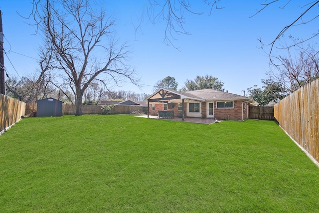 view of yard featuring a storage shed, a fenced backyard, an outdoor structure, and a patio