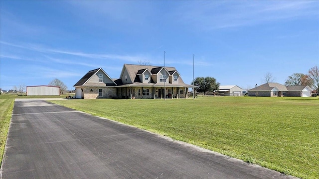 view of front of property featuring a front lawn