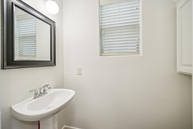 bathroom featuring a sink