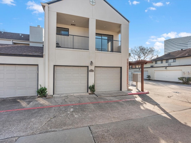 view of front of property with a balcony and stucco siding