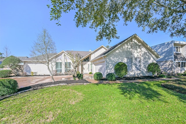 view of front of home featuring brick siding and a front lawn