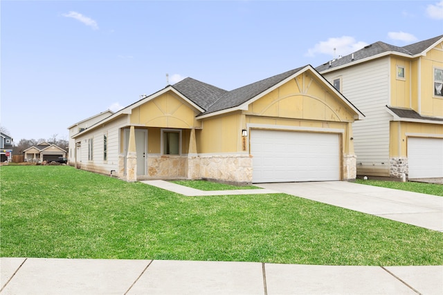 view of front facade featuring driveway, a front lawn, roof with shingles, and an attached garage