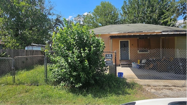 view of front facade featuring a gate and fence