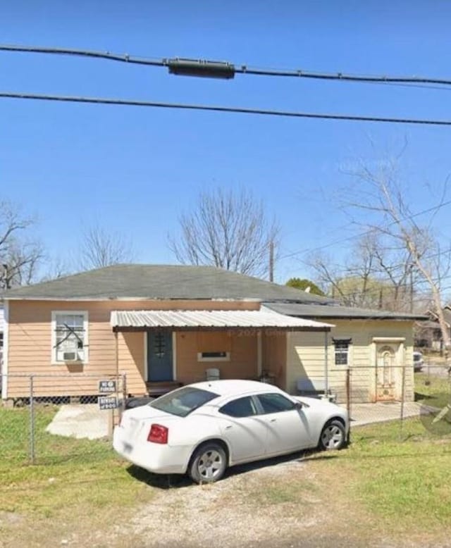 view of front facade with fence and a front yard