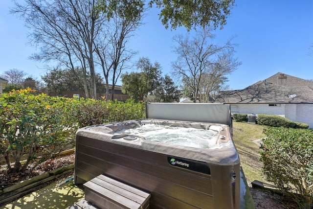 view of yard featuring a hot tub