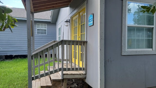 entrance to property featuring roof with shingles